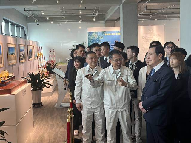 马英九率台湾青年参观港珠澳大桥东人工岛。