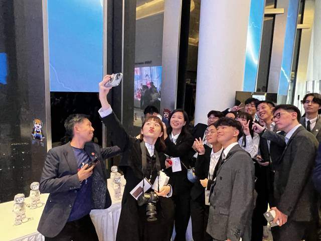 参访团青年学子在深圳平安金融中心116层云际观光层合影留念。