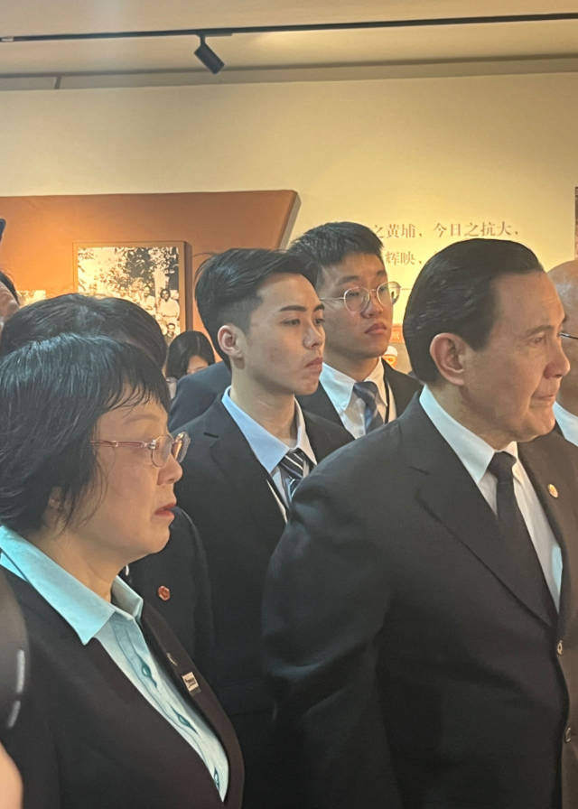 马英九率台湾青年在黄埔军校旧址纪念馆参观。