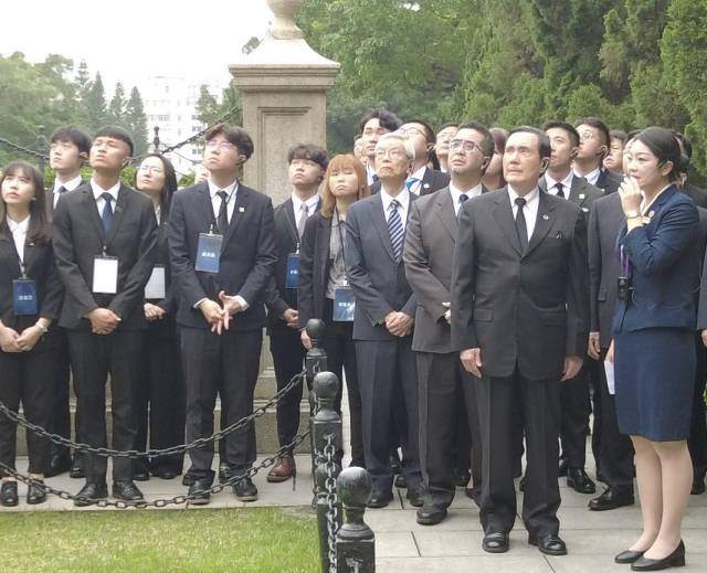 马英九率台湾青年拜谒黄花岗七十二烈士墓园。