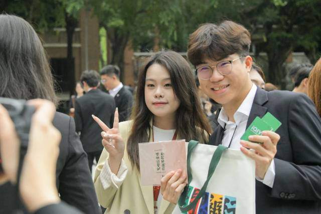 在中大，两岸青年学子互赠书签等手信。图源中山大学官微