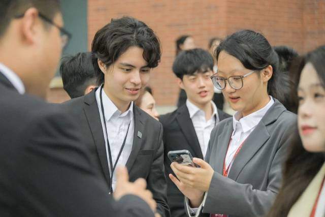 在中大，两岸青年学子互相交换联系方式。图源中山大学官微