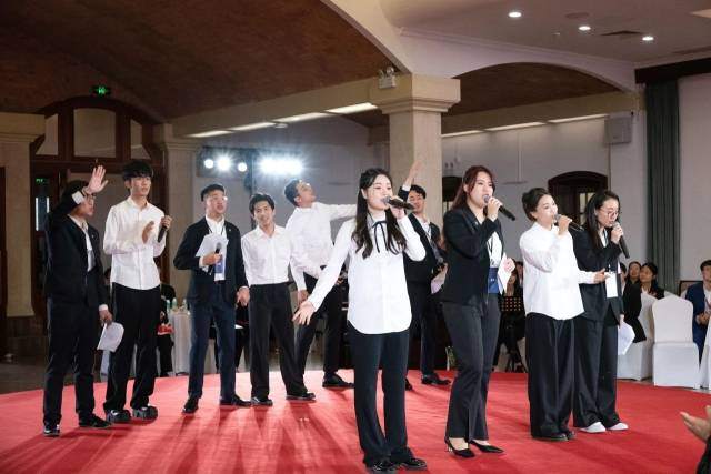 交流联谊会末尾，两岸青年学子联袂登台，合作演唱经典歌曲串烧。图源中山大学官微