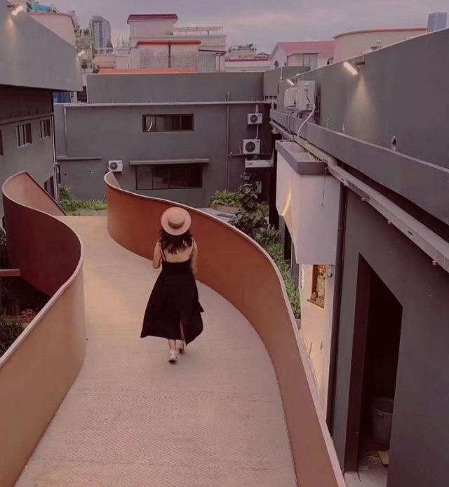 假期首日，广州游客许小姐前往中山小榄拍照游玩