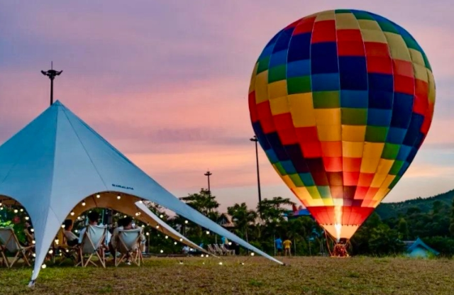 游客在省内体验露营