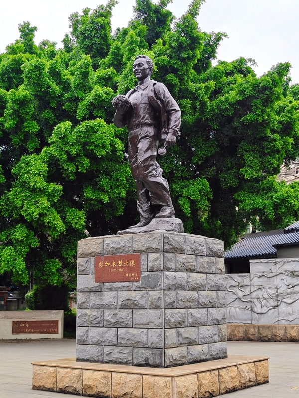 彭佳木公园里面的彭佳木雕塑