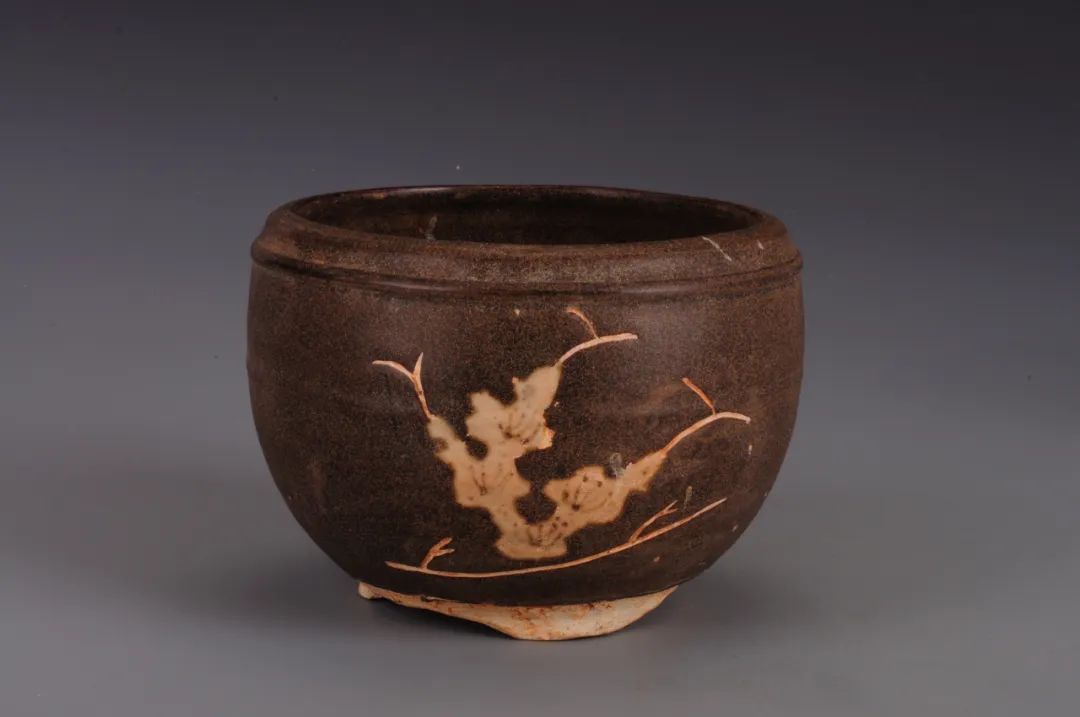 宋吉州窑褐釉剔花三足炉