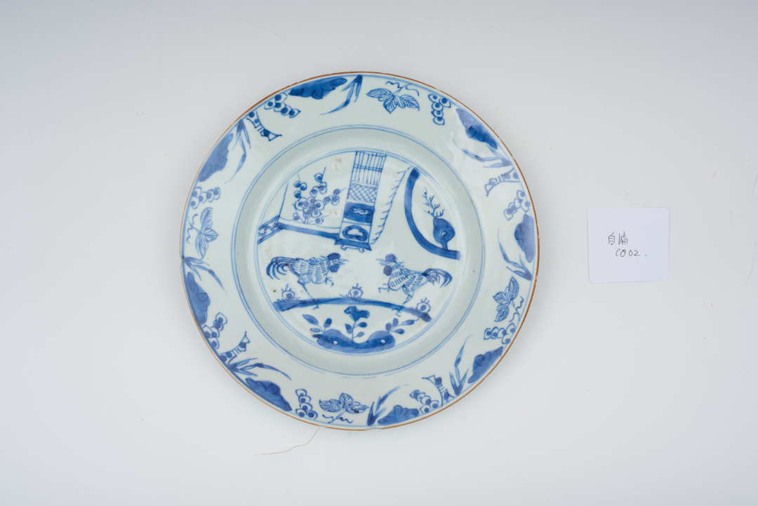 清乾隆青花斗鸡图盘 (1)