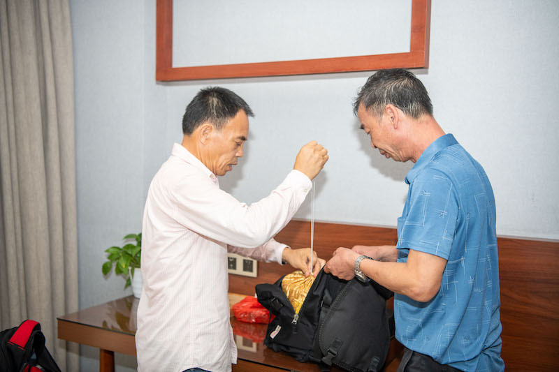 刘德文将赴台老兵邓功铨的骨灰交给了老兵的后人。