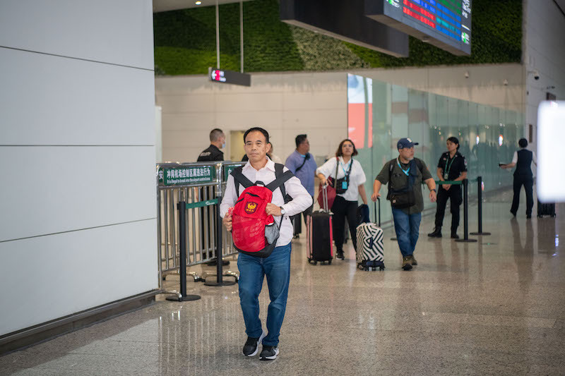 刚刚下飞机的刘德文一前一后背着两位赴台老兵的骨灰。