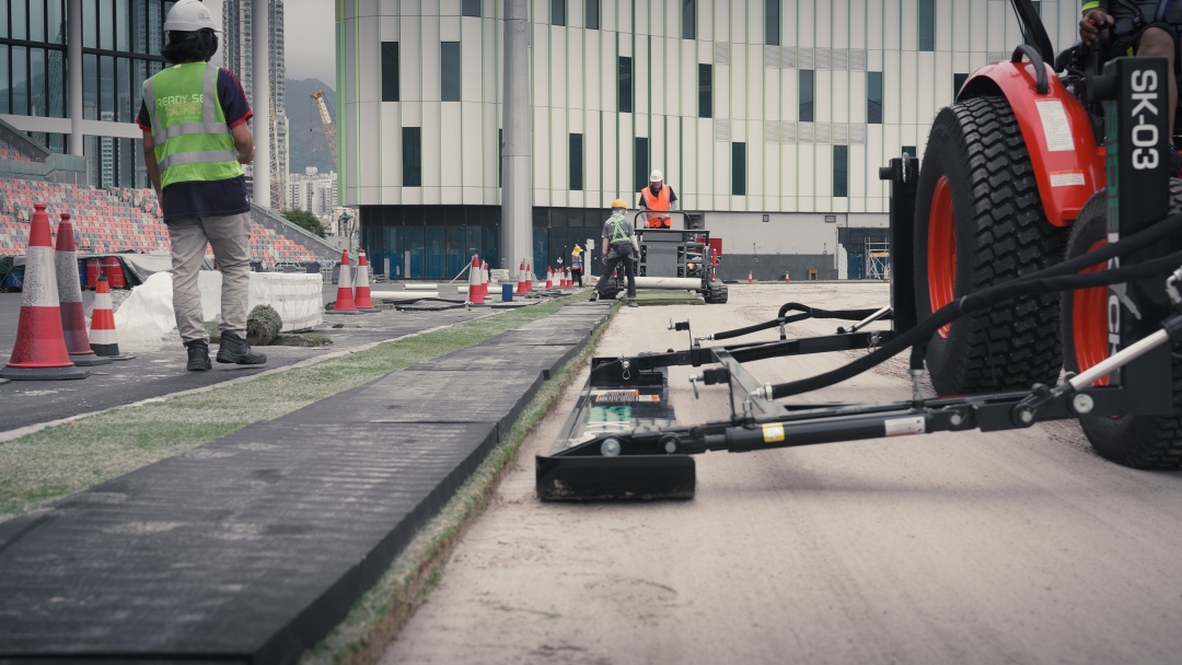 啟德青年運動場採用「即鋪即用」技術,草坪事先於珠海苗圃種植,經收割後即日運到運動場鋪設。