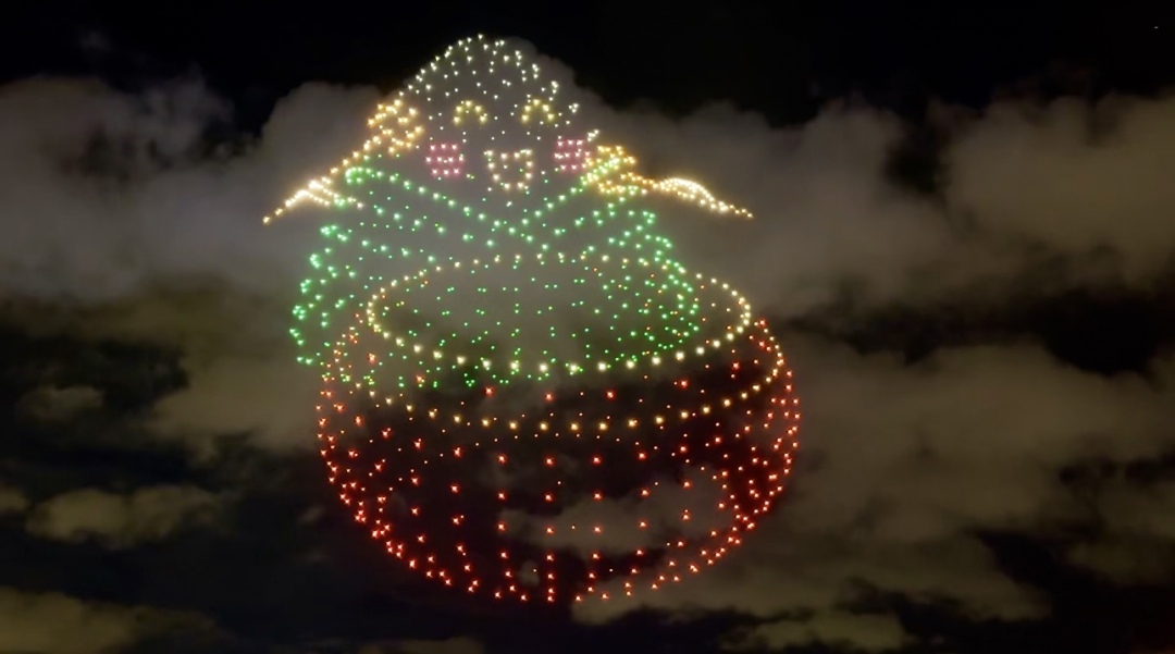 無人機方陣呈現出卡通粽子的造型。