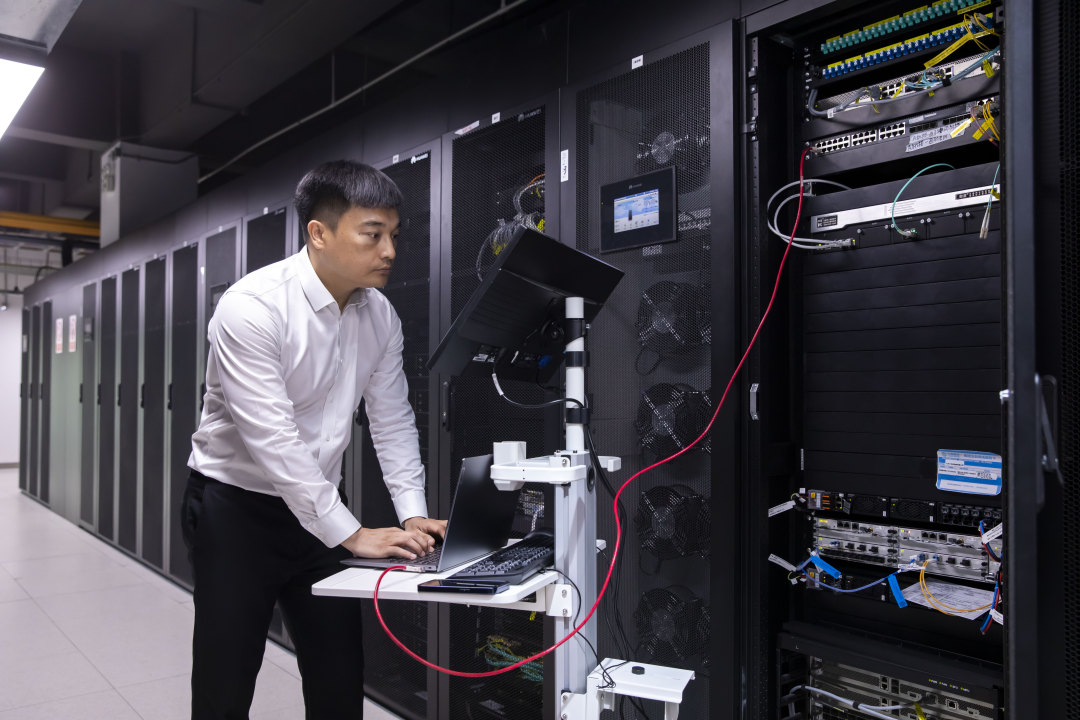 江杰龙在机房调试设备