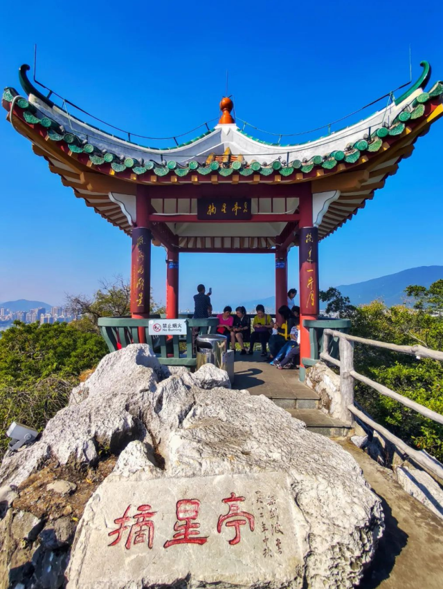 七星岩摘星亭。 七星岩摘星亭。