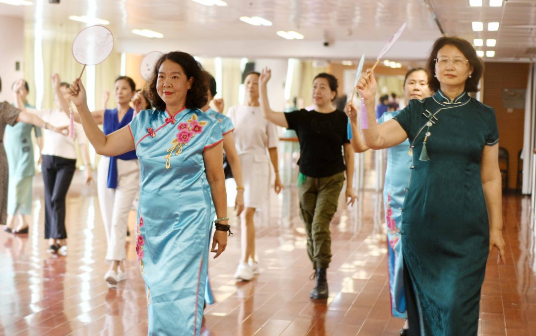 邱伟荣-广州老年大学校园开放日,学员体验新课程-FZ100210698850.jpg 邱伟荣-广州老年大学校园开放日,学员体验新课程-FZ100210698850.jpg