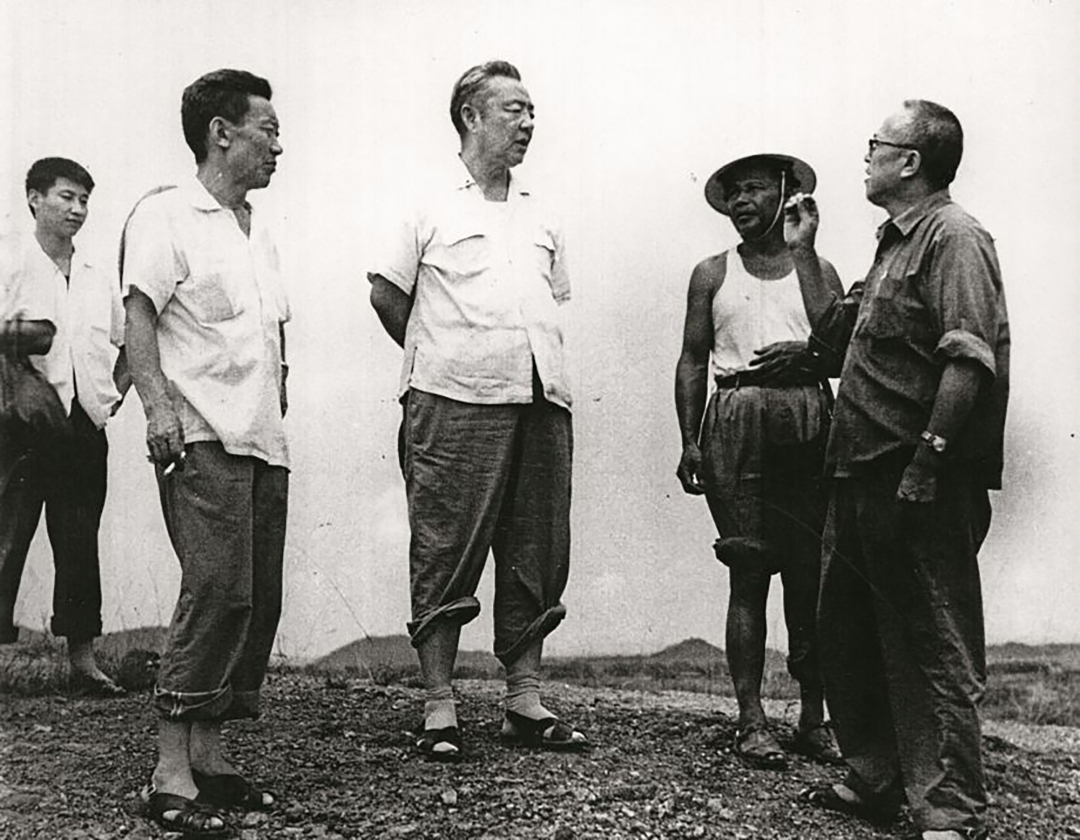 1978年8月5日，习仲勋（中）在广东惠阳地区调研。左二为广东省委农村工作部副部长杜瑞芝，右一为惠阳地委书记李富林。 左一为当时正在清华大学暑期的习近平。