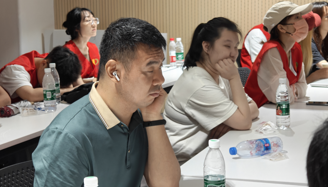 沉浸在口述电影中的视障读者。