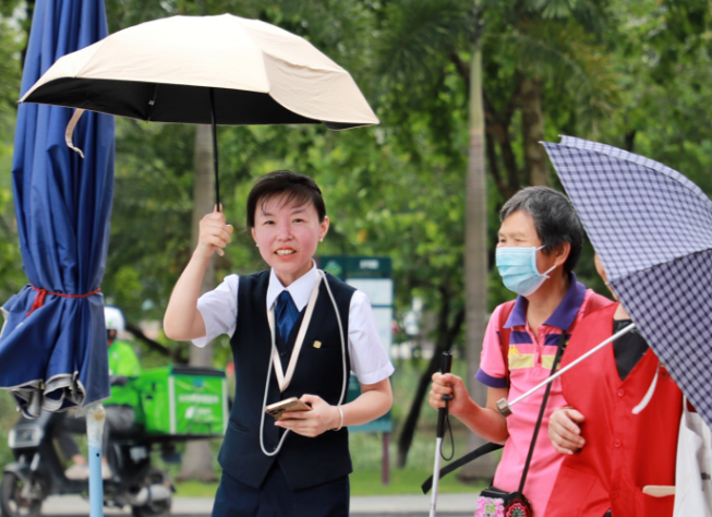 南沙图书馆馆员余可为蔡阿姨提供翻译。