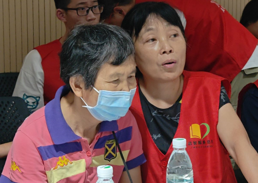 广青启智服务总队志愿者陈雪贞正在进行服务。