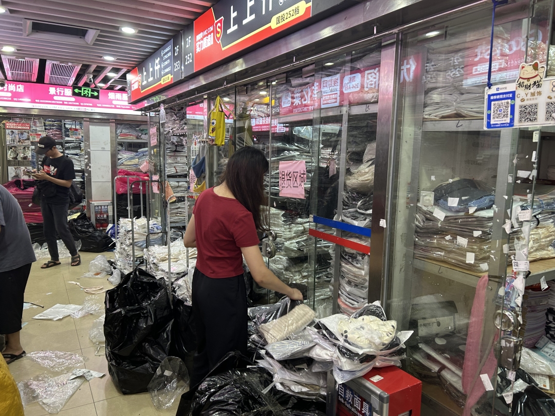 在档口的退货区域里堆满了退货女装.jpeg