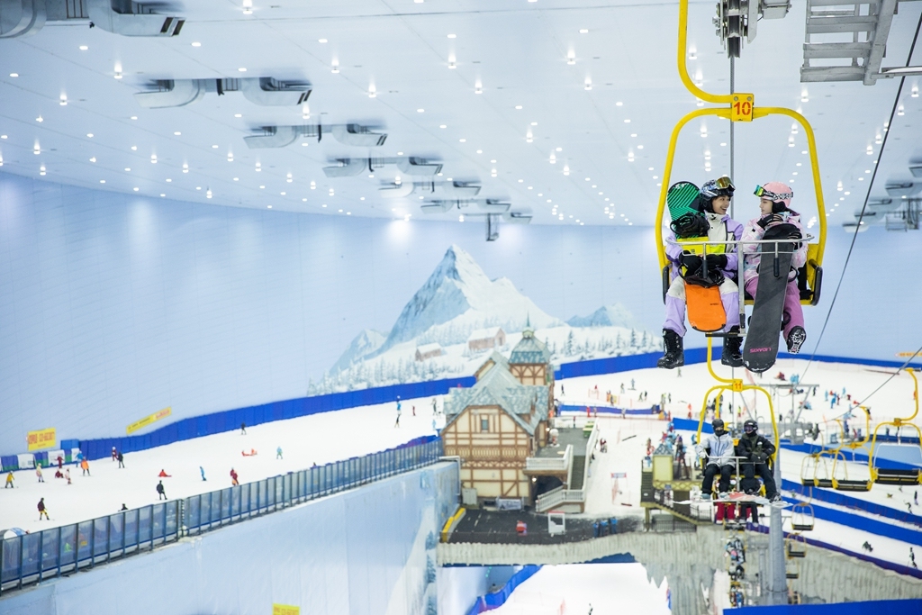 游客在雪世界游玩阿尔卑斯索道_副本