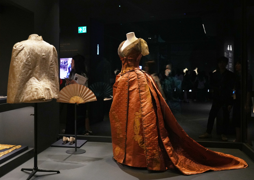 （广州日报新花城记者：陈希 摄）正在展出的“法国百年时尚——巴黎装饰艺术博物馆服饰与珠宝珍藏，1770–1910 年”特别展览.jpg