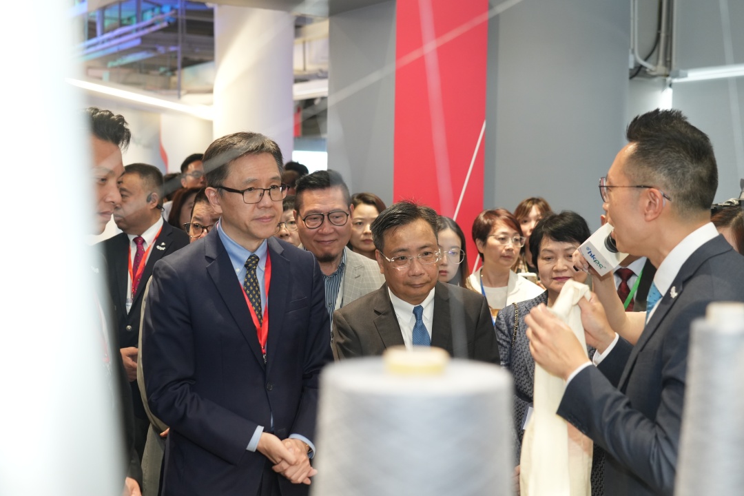 出席揭幕典禮嘉賓參觀展館