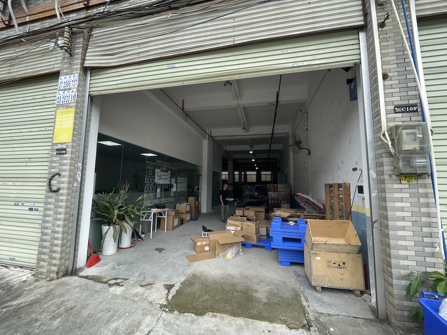 谢女士所在公司的工作人员在打包