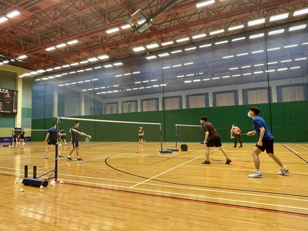 圖為市民於康文署轄下體育館內打羽毛球。(中新社資料圖片)