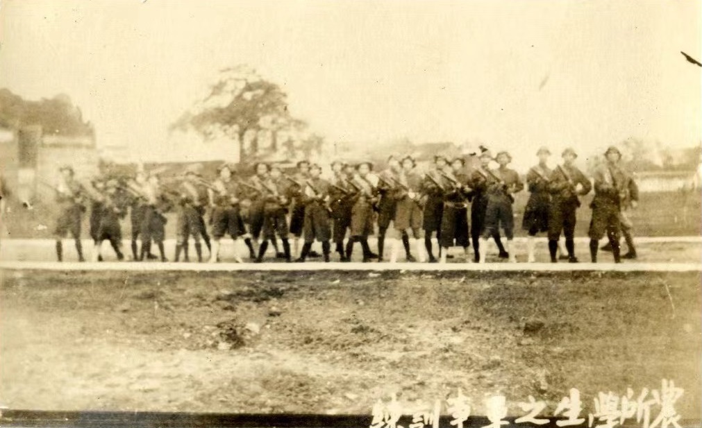 农讲所学员正进行军事训练