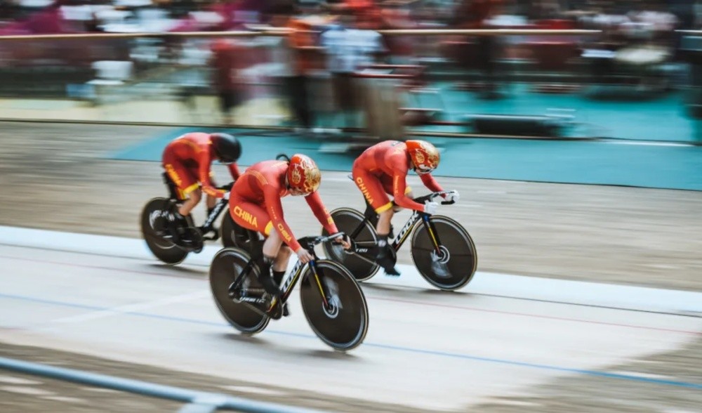 中国队打破场地自行车女子团体竞速世界纪录