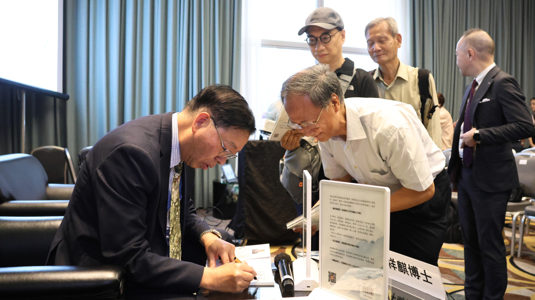 4 新書發佈會後,招祥麒給讀者簽名