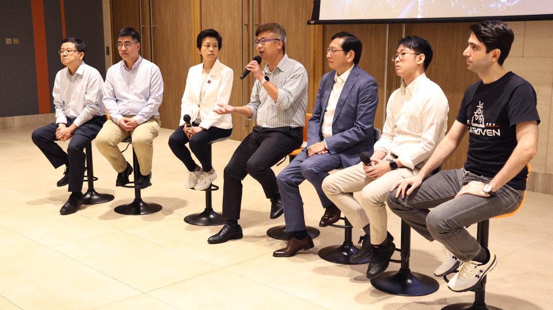 2 科技園公司創科培育及企業加速計劃總監粘清澤与初創企業代表回答記者問