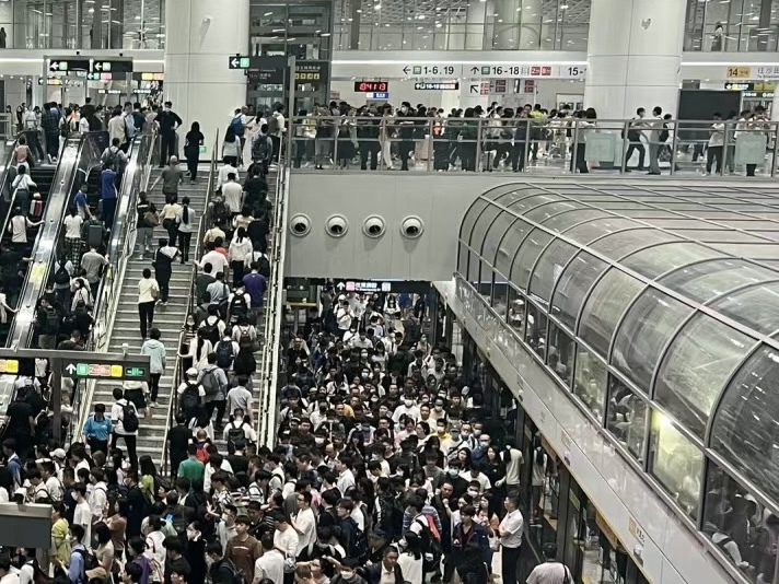 作为“五线换乘”枢纽的岗厦北站人流量很大