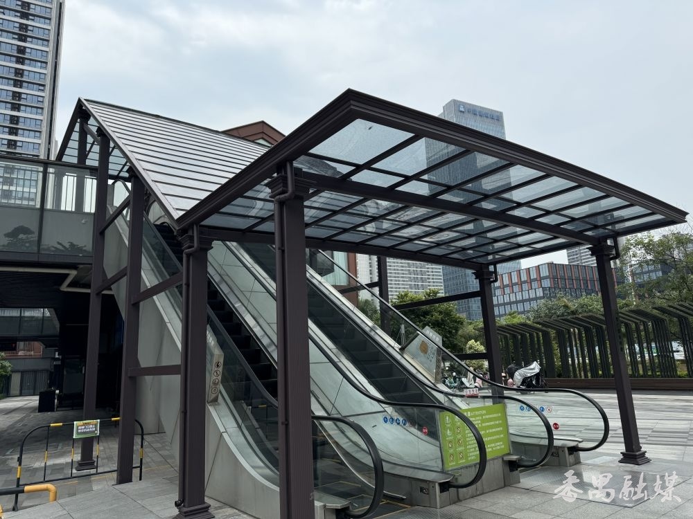 扶梯加装雨棚,群众出行更安心!这项微实事获广泛好评