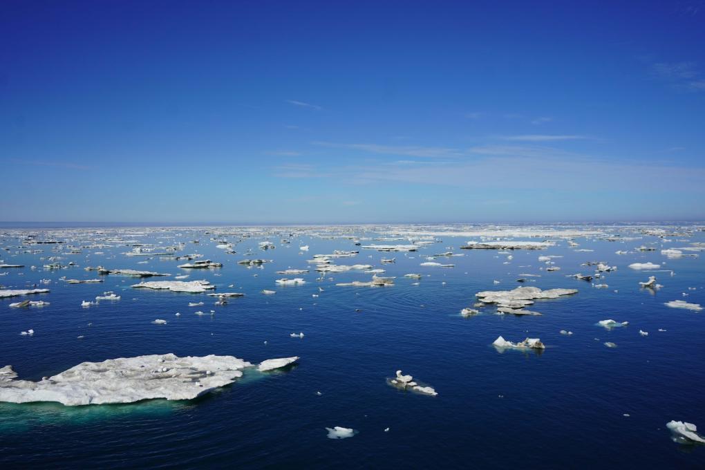 从“雪龙2”号极地科考破冰船拍摄的北极圈内的浮冰