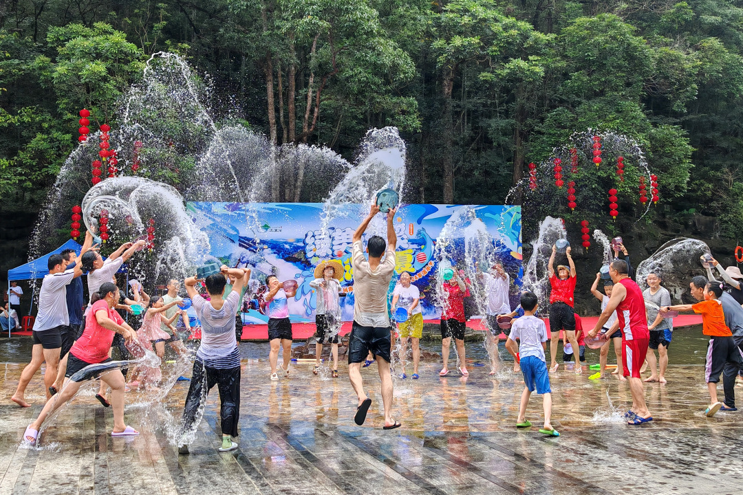 杨耀烨-流溪河国家森林公园泼水节开幕-FZ100212274520