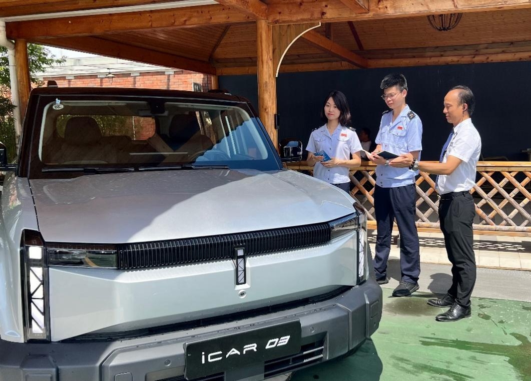 广州市天河区税务局工作人员到车辆销售门店,了解其销售经营情况,并送上“政策大礼包” 受访者供图_副本