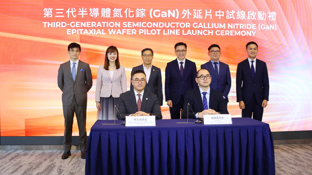 2 香港科技園公司署理首席企業發展總監及創科生態業務發展總監柯志成與麻省光子技術(香港)有限公司首席營銷官趙春雷進行簽署儀式