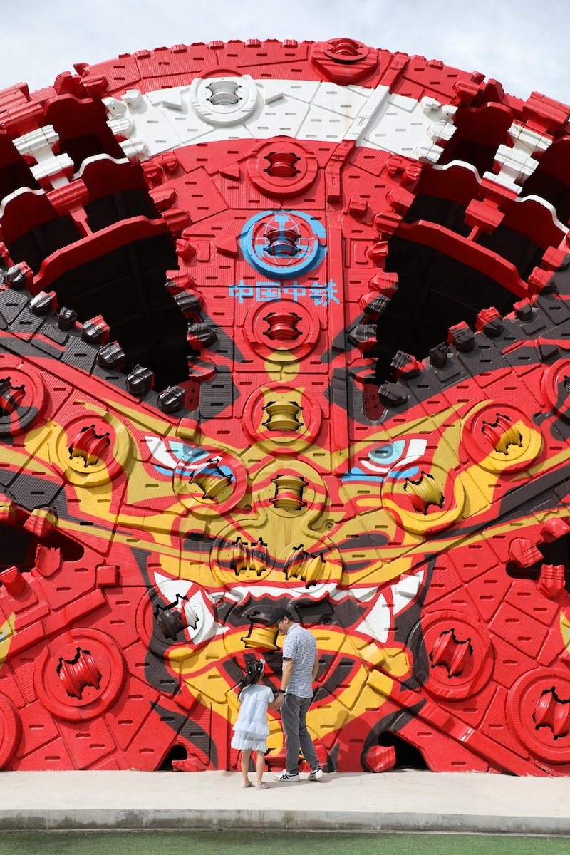 隧道博物馆门口的红色“盾构龙”