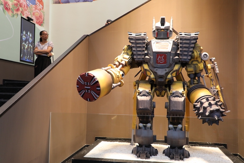 左臂为盾构,右臂为悬臂掘进机钻头,胸口为地质超前预报探测仪传感器,双腿为盾构机滚刀,集浑身利器于一体的隧道侠2