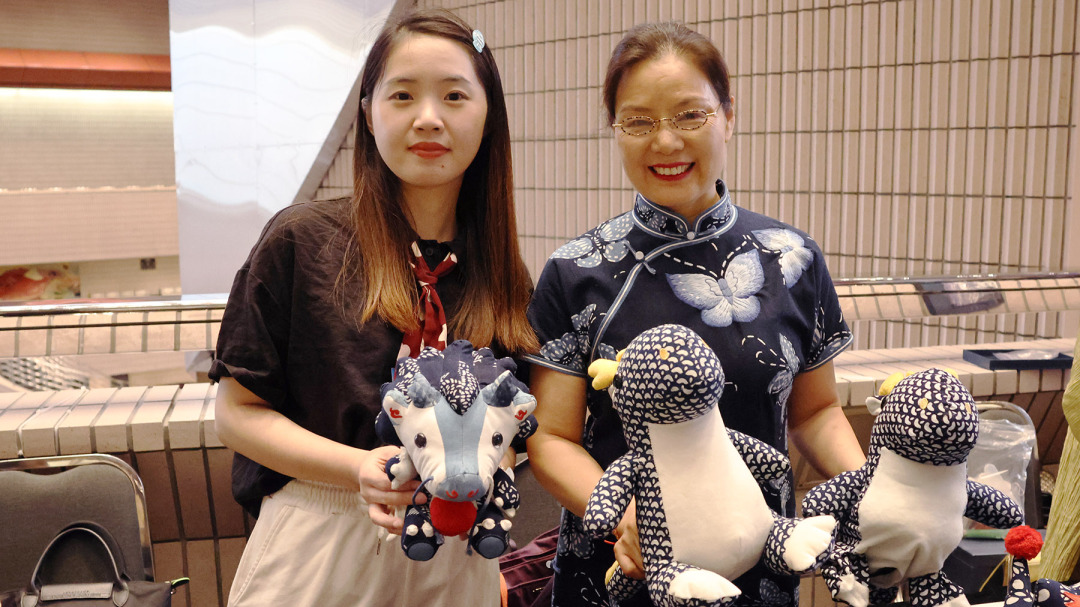 3 非遺傳承人胡蘇芬(右一)向記者展示了用藥斑布製成的龍年主題玩偶