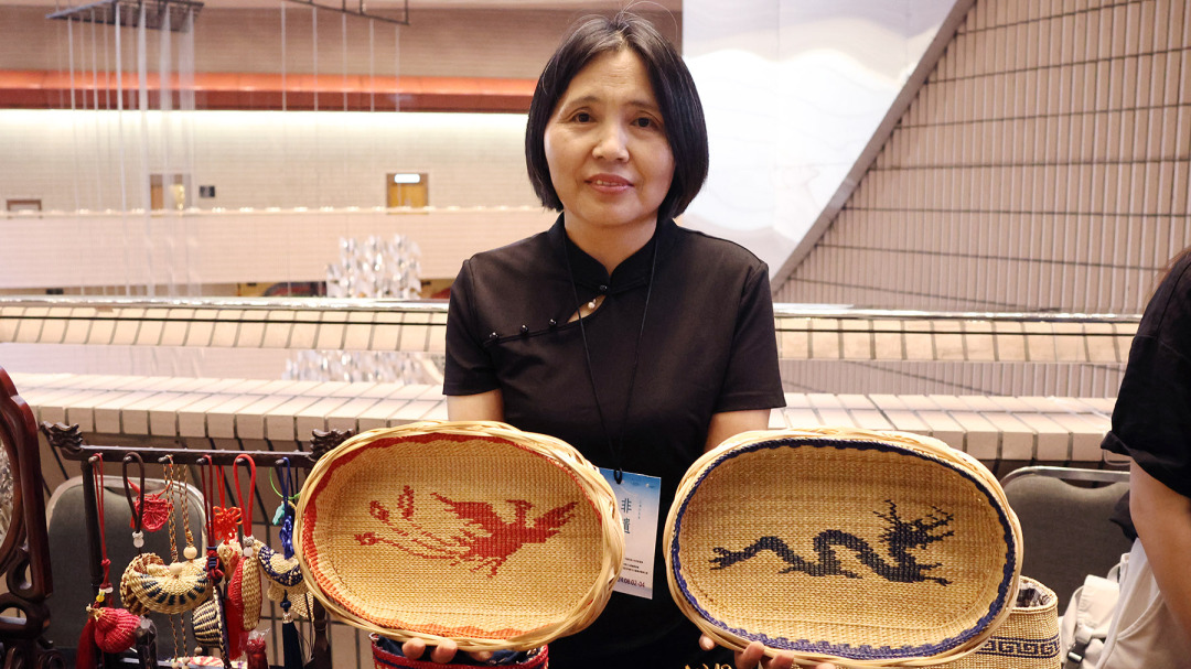 4 「「徐行草編」非遺傳承人王勤展示了草編物件