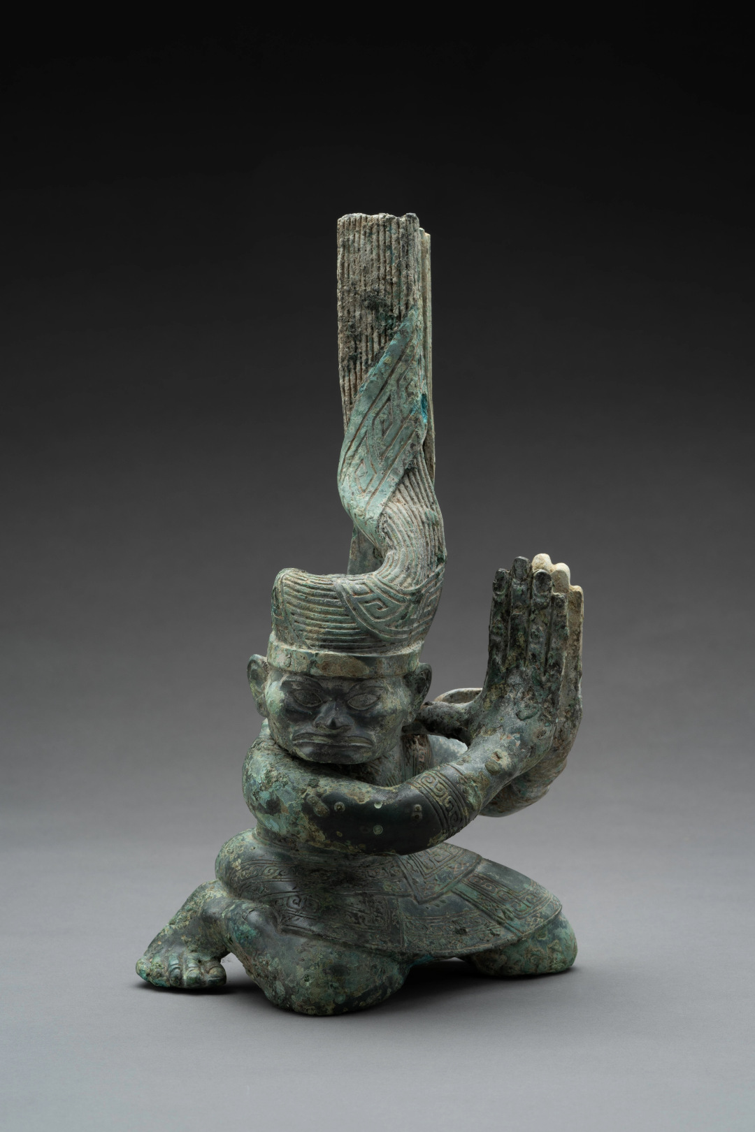 青铜扭头跪坐人像@三星堆博物馆