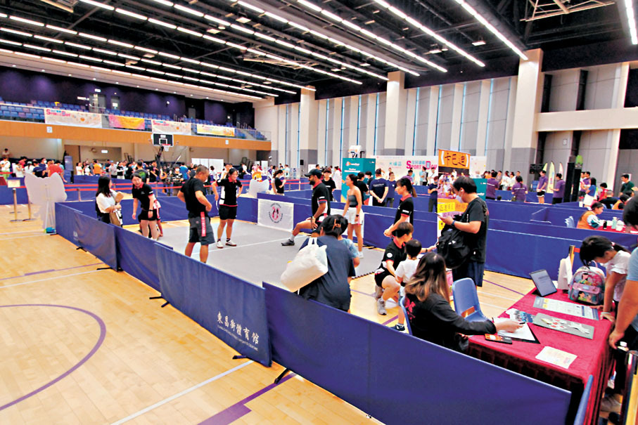 免費開放的室內及室外康樂設施,包括羽毛球場、籃球場、壁球場、網球場等。 香港文匯報記者黃艾力 攝