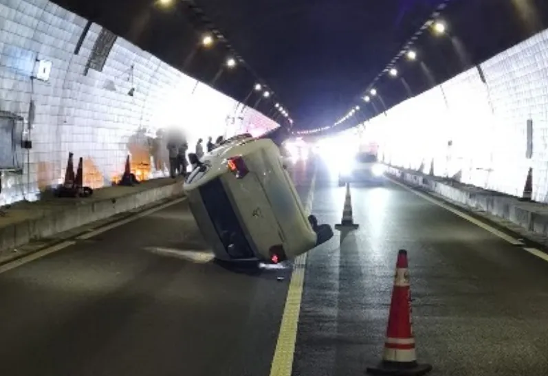 动图丨小车在二广高速隧道翻车,竟是因为充电宝?