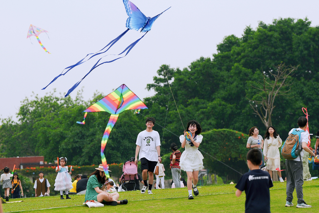 莫伟浓-乐享春光!游人“花”式打卡“绿美广州”-FZ100211823479.jpg