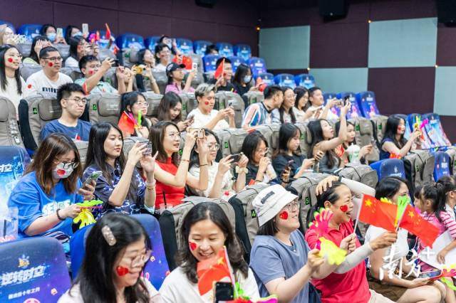 影院免费提供应援手幅、加油棒等物料，提升现场氛围感。受访者供图