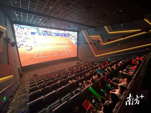 北京时间8月4日凌晨，不少网球爱好者齐聚广州珠影星寰国际影城，通过大银幕见证中国选手郑钦文夺下巴黎奥运会网球女子单打金牌的历史性时刻。受访者供图