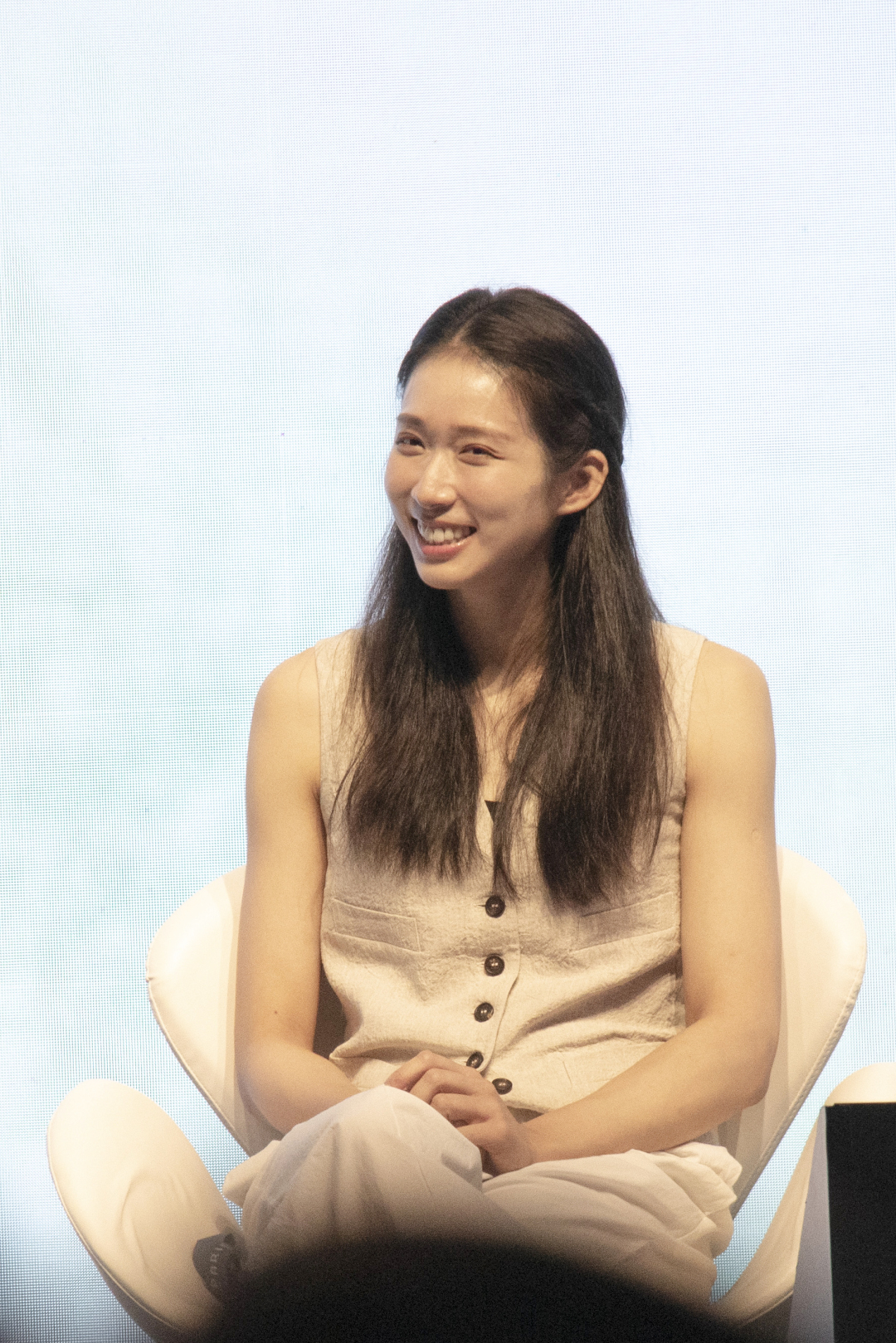 香港青年发展高峰论坛,江旻憓與在座觀眾分享了克服逆境的人生經驗